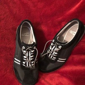 Dansko black tennis shoes.
